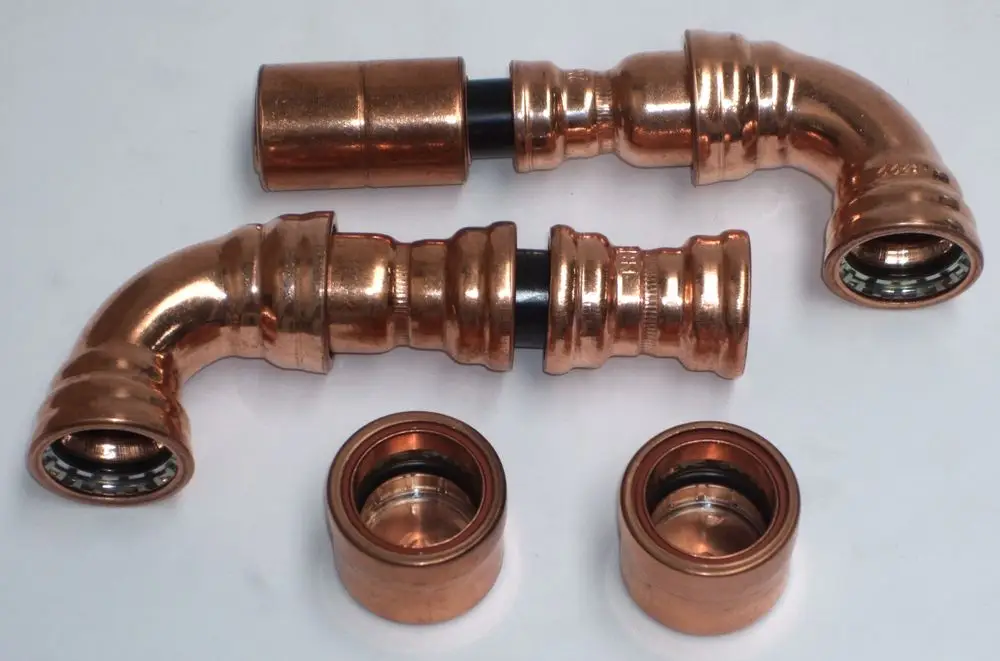 Kupferrohrverbindungen und Fittings von Daikin, geeignet für die Installation von Kühlsystemen, mit konischen und geraden Anschlussmöglichkeiten.
